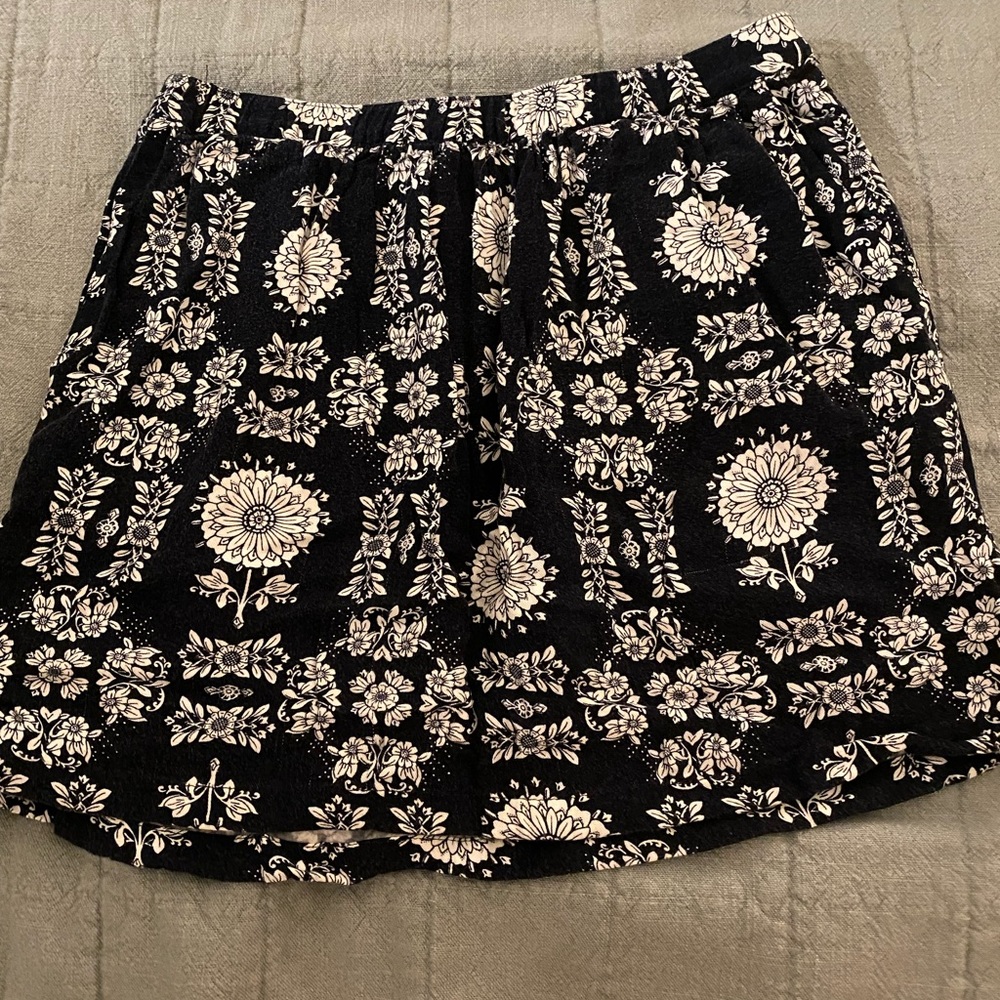 Hinge navy blue and white flower mini skirt